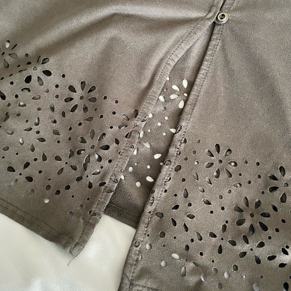 Maurice’s - Olive Green Eyelet Detail Shirt - Picture 6 of 7